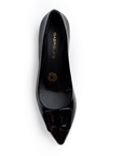Vista superior de zapatilla negra de charol con punta fina para dama y tacón bajo 6cm 