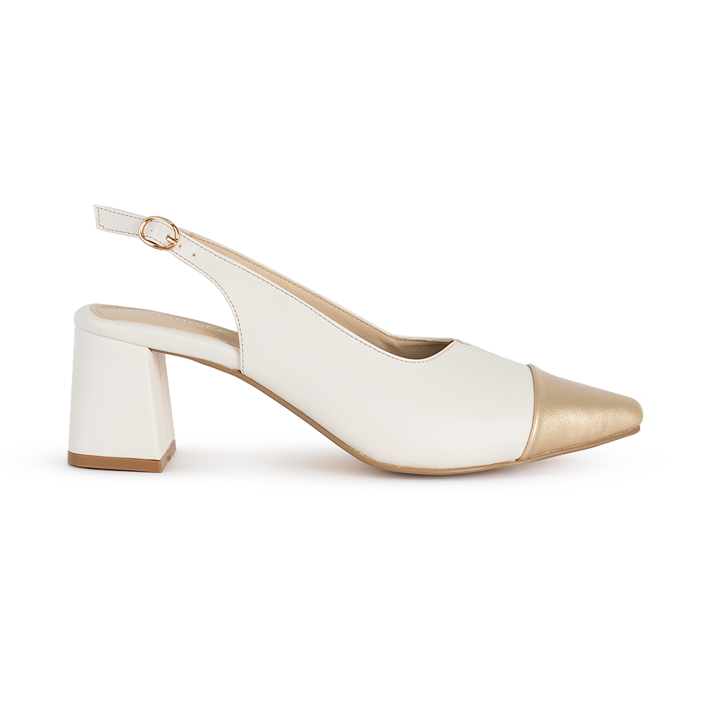 Vista lateral de zapatilla beige con dorada destalonada para mujer con punta cerrada y tacón bajo de 6cm
