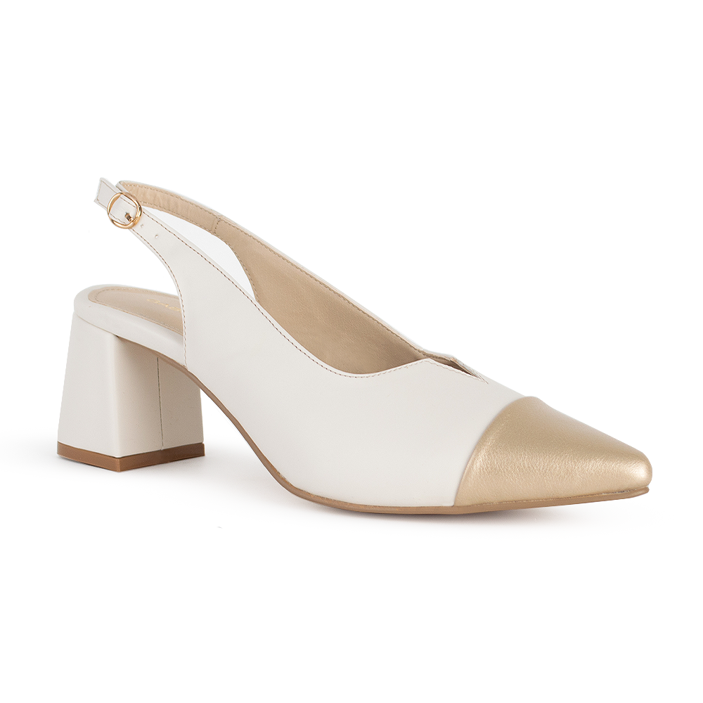Vista diagonal de zapatilla beige con dorado destalonada para mujer de punta fina cerrada y tacón bajo de 6cm
