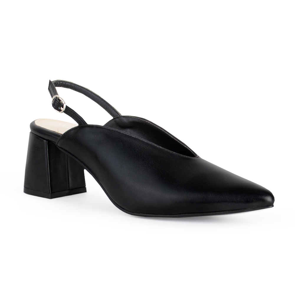 Vista diagonal de zapatilla negra para mujer con pulsera y tacón ancho de 7cm