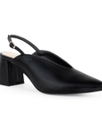 Vista diagonal de zapatilla negra para mujer con pulsera y tacón ancho de 7cm
