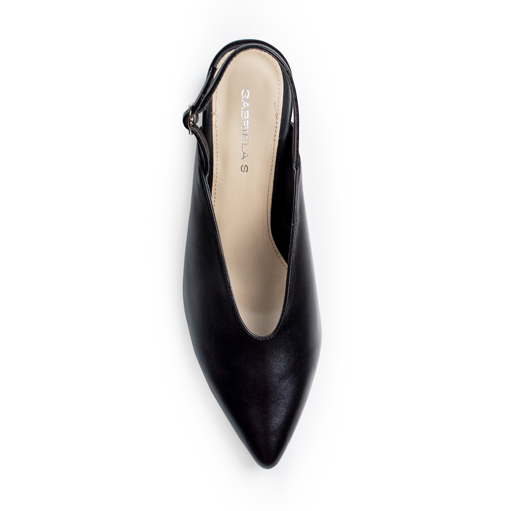 Vista superior de zapatilla para mujer con hebilla ajustable en pulsera abajo del tobillo en color negro