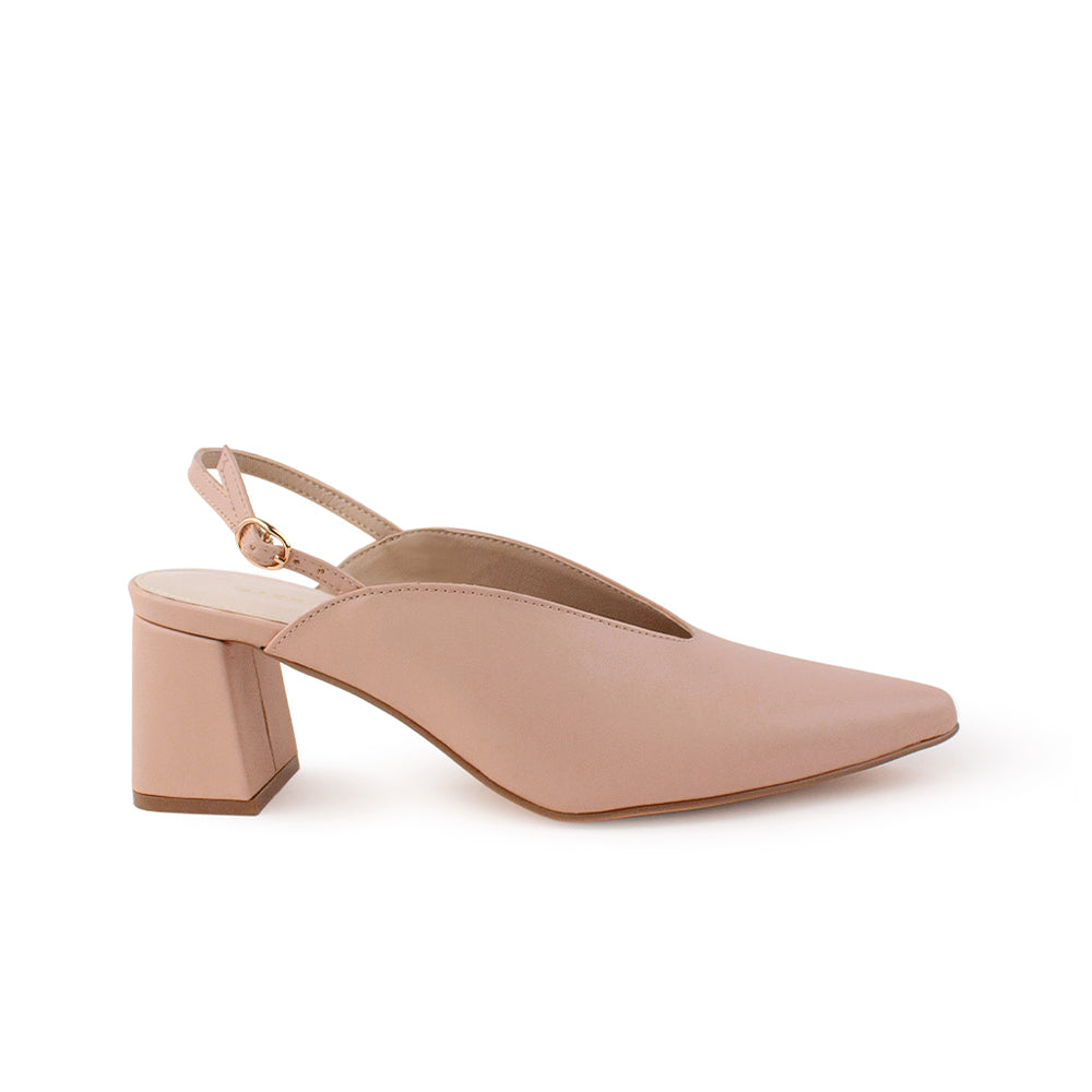 Vista lateral de zapatilla maquillaje para mujer con hebilla ajustable en pulsera abajo del tobillo y tacón de 7cm