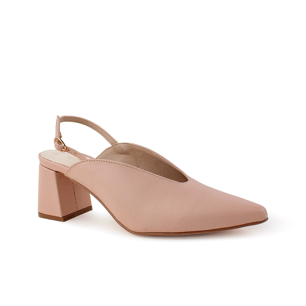 Vista diagonal de zapatilla maquillaje para mujer con pulsera y tacón ancho de 7cm