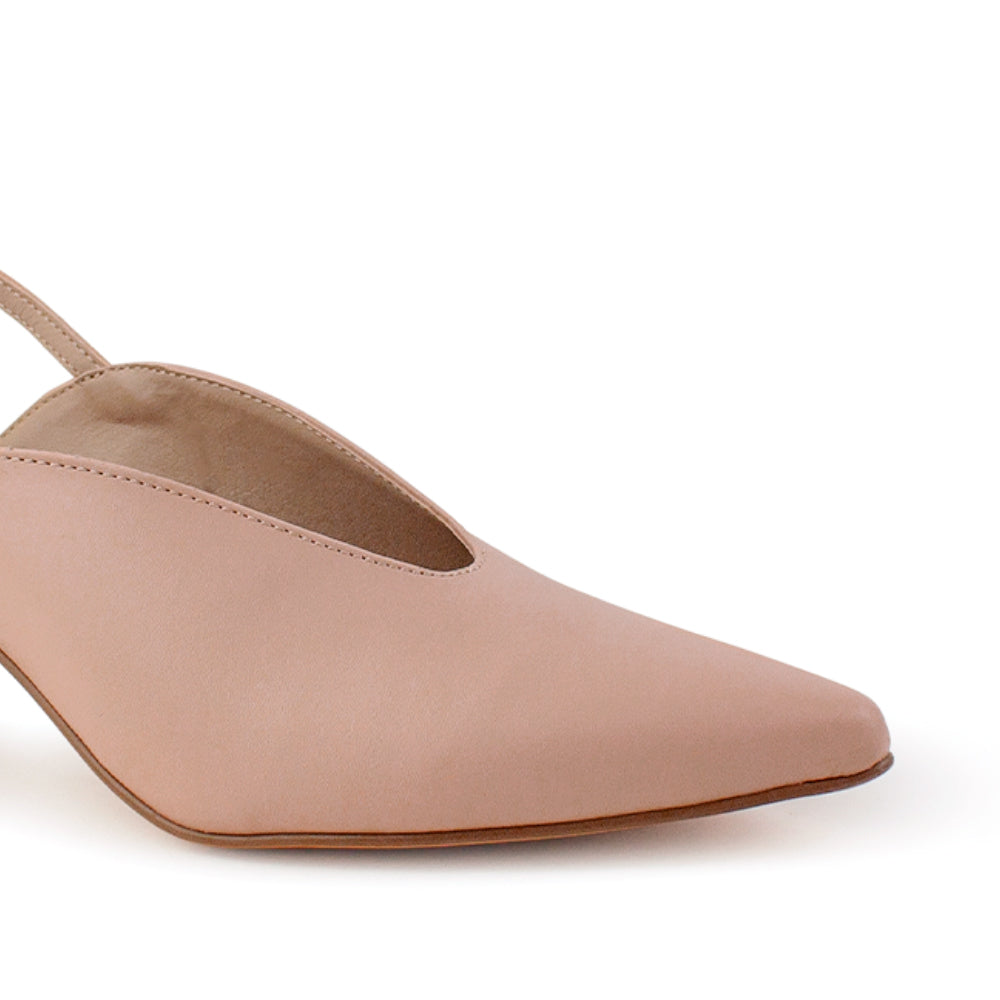 Vista a detalle de zapatilla para mujer en color maquillaje tipo stiletto