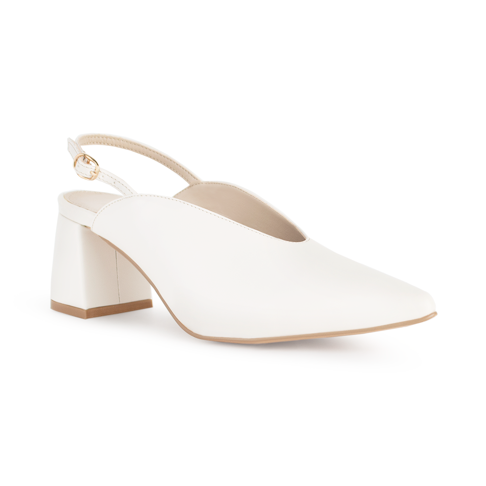 Vista diagonal de zapatilla beige para mujer con pulsera y tacón ancho de 7cm