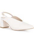 Vista diagonal de zapatilla beige para mujer con pulsera y tacón ancho de 7cm