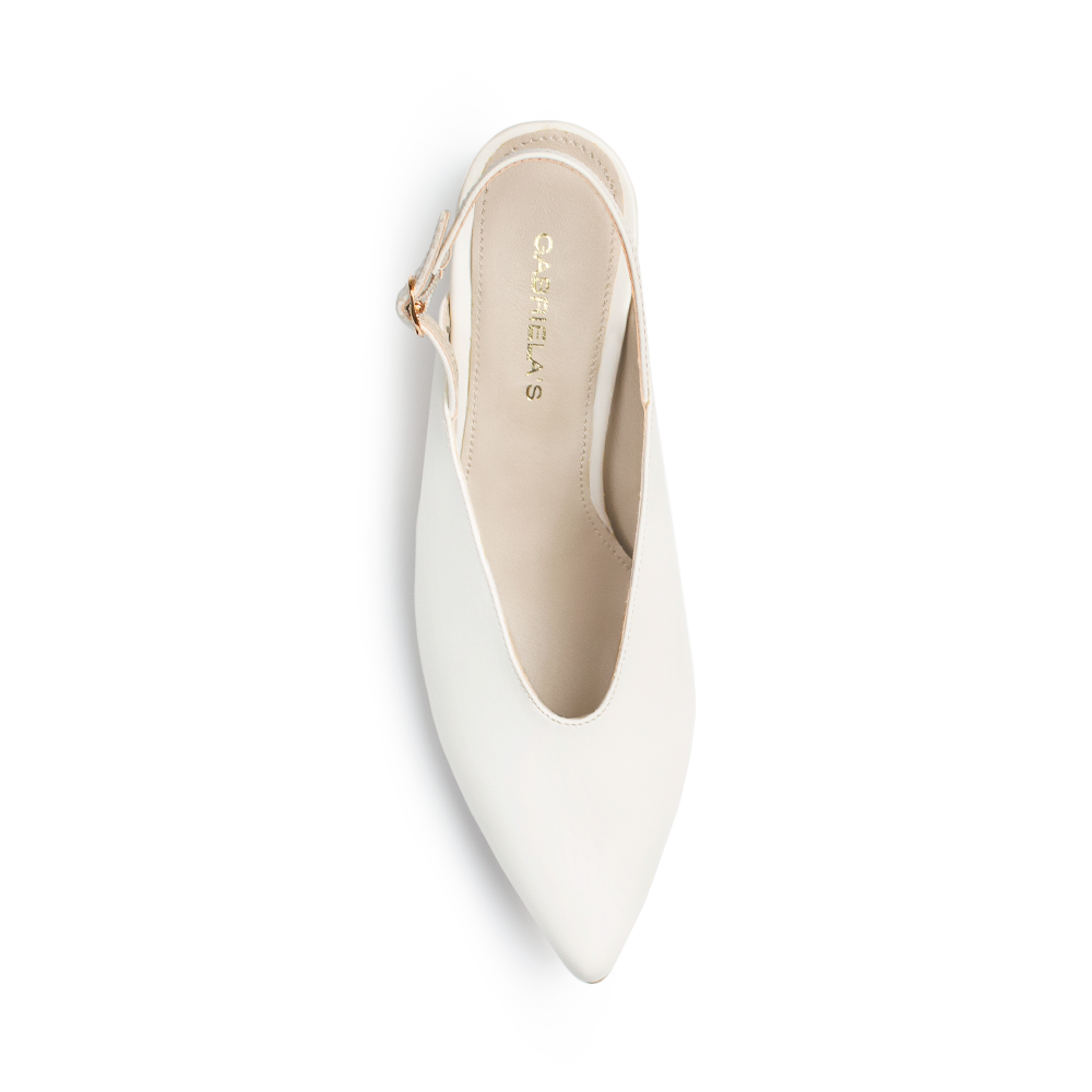 Vista superior de zapatilla para mujer con hebilla ajustable en pulsera abajo del tobillo en color beige 