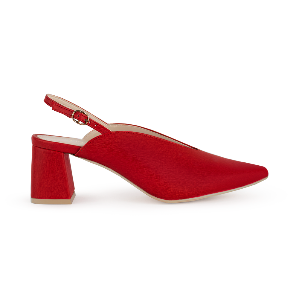 Vista lateral de zapatilla roja para mujer con hebilla ajustable en pulsera abajo del tobillo y tacón de 7cm