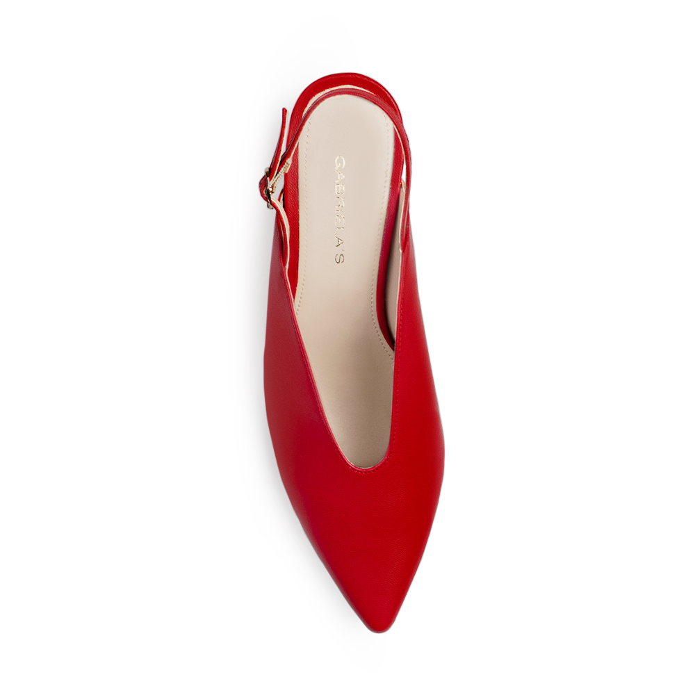 Vista superior de zapatilla para mujer con hebilla ajustable en pulsera abajo del tobillo en color rojo