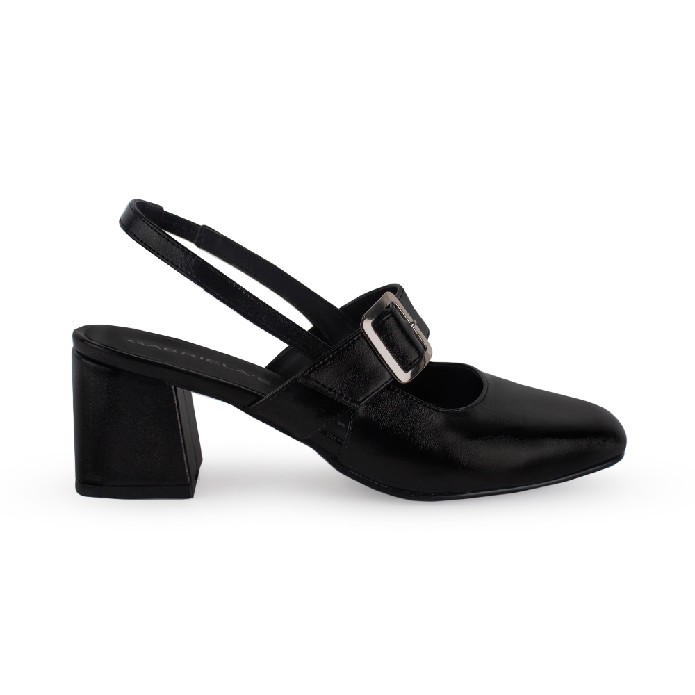Vista lateral de zapatilla negra  destalonada para mujer con hebilla ajustable en empeine con tacón ancho de 5cm