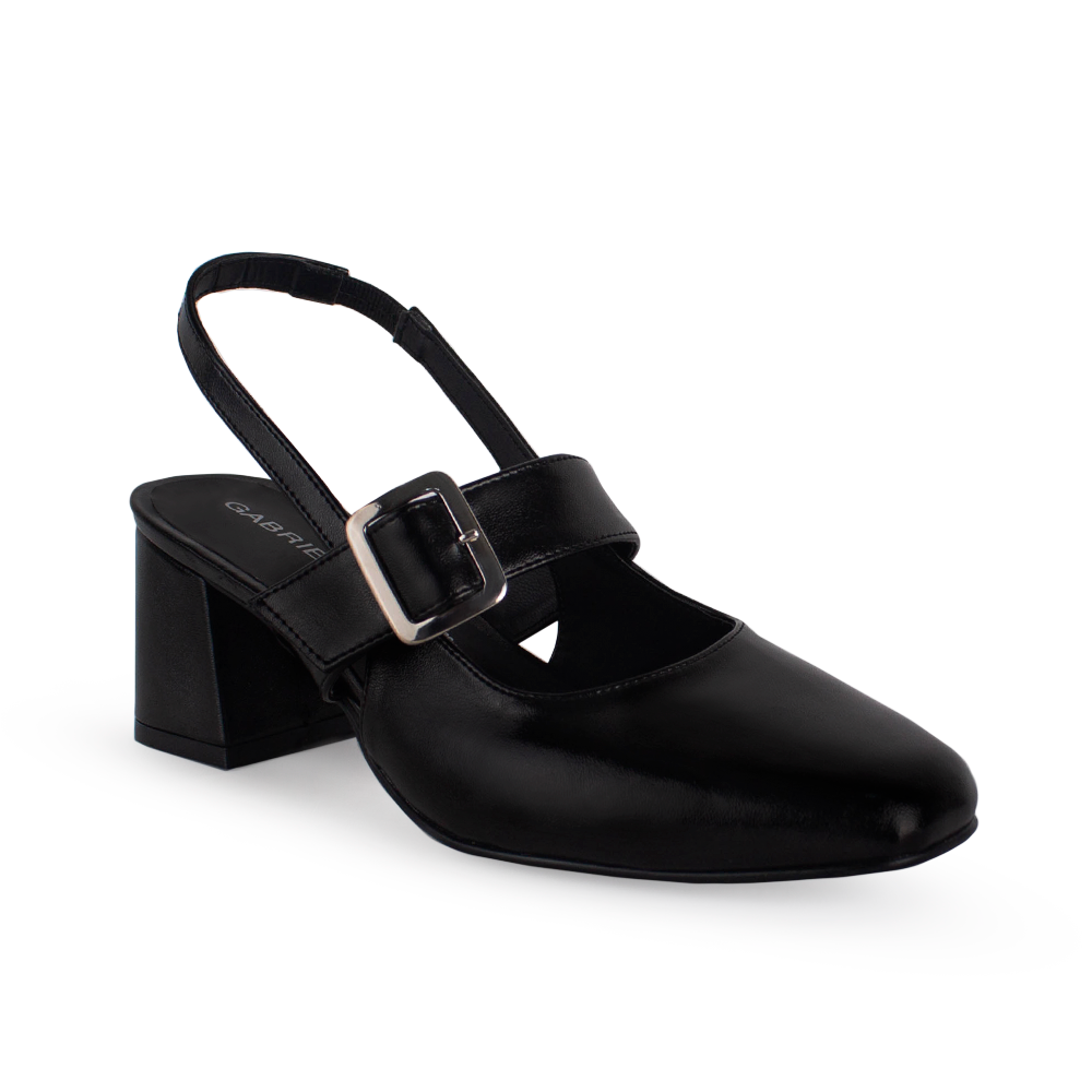 Vista diagonal de zapatilla negra para mujer con punta cerrada, hebilla ajustable y tacón bajo de 5cm