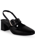 Vista diagonal de zapatilla negra para mujer con punta cerrada, hebilla ajustable y tacón bajo de 5cm