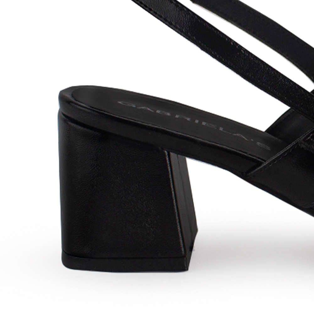 Vista trasera de tacón ancho bajo de 5cm en zapatilla destalonada para mujer con punta cerrada color negro
