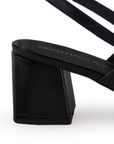 Vista trasera de tacón ancho bajo de 5cm en zapatilla destalonada para mujer con punta cerrada color negro