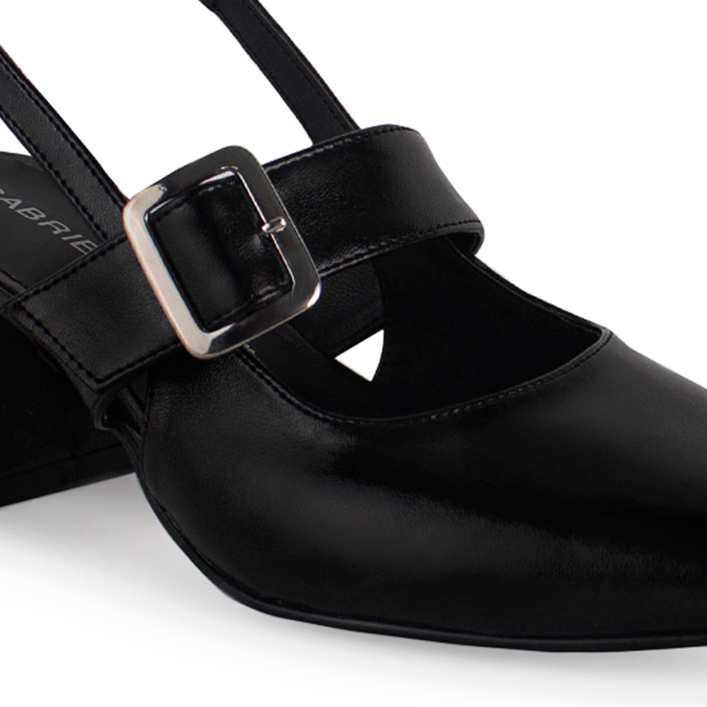 Vista a detalle de zapatilla negra para mujer con punta cerrada, hebilla ajustable y tacón bajo de 5cm