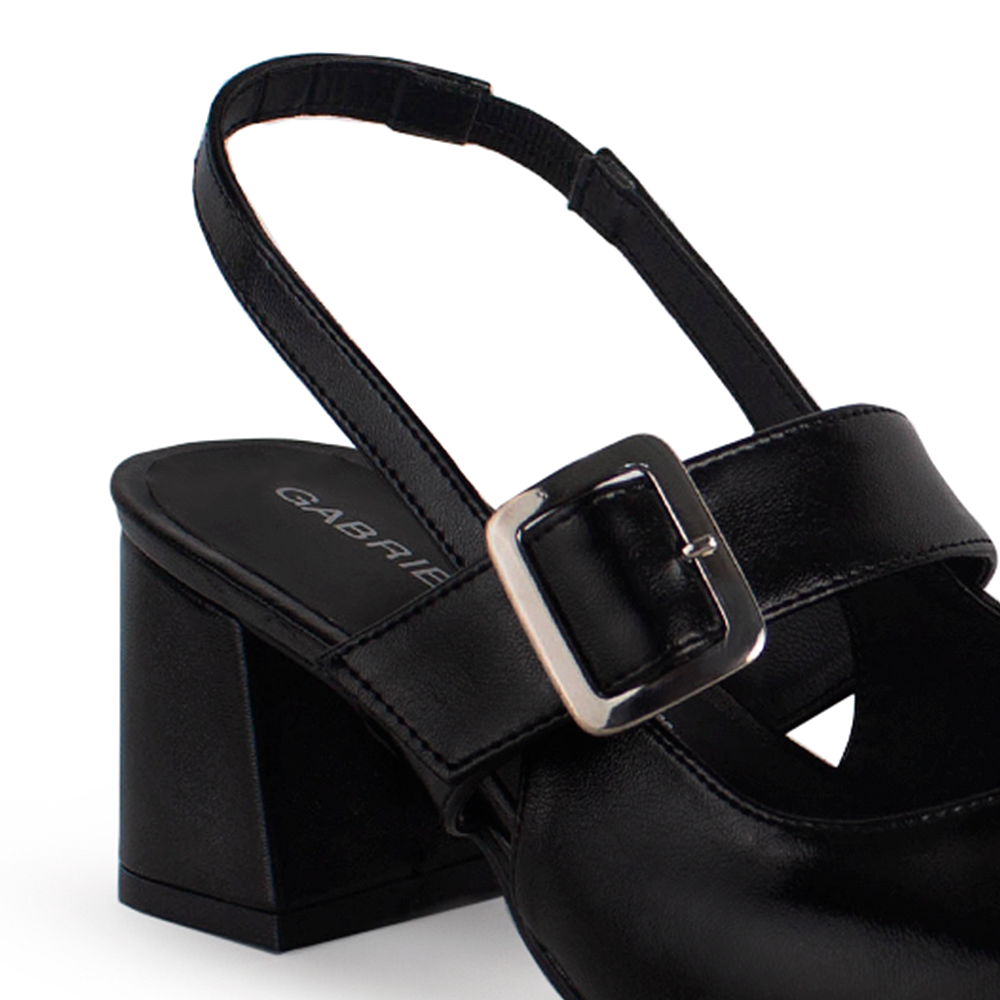 Vista de material sintético en zapatilla negra para mujer con punta cerrada y hebilla ajustable