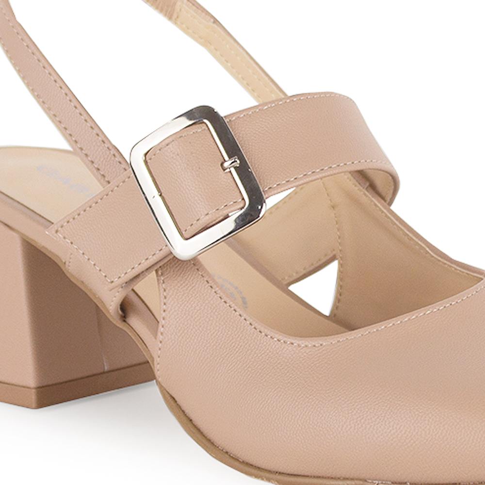 Vista a detalle de zapatilla maquillaje para mujer con punta cerrada, hebilla ajustable y tacón bajo de 5cm