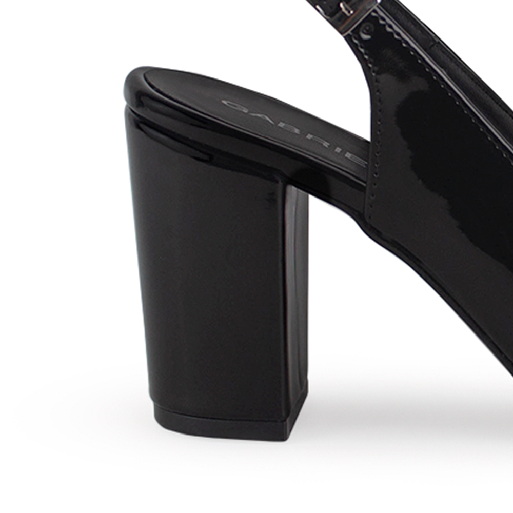 Vista trasera de tacón bloque medio de 8cm en zapatilla negra destalonada para mujer con correa ajustable 