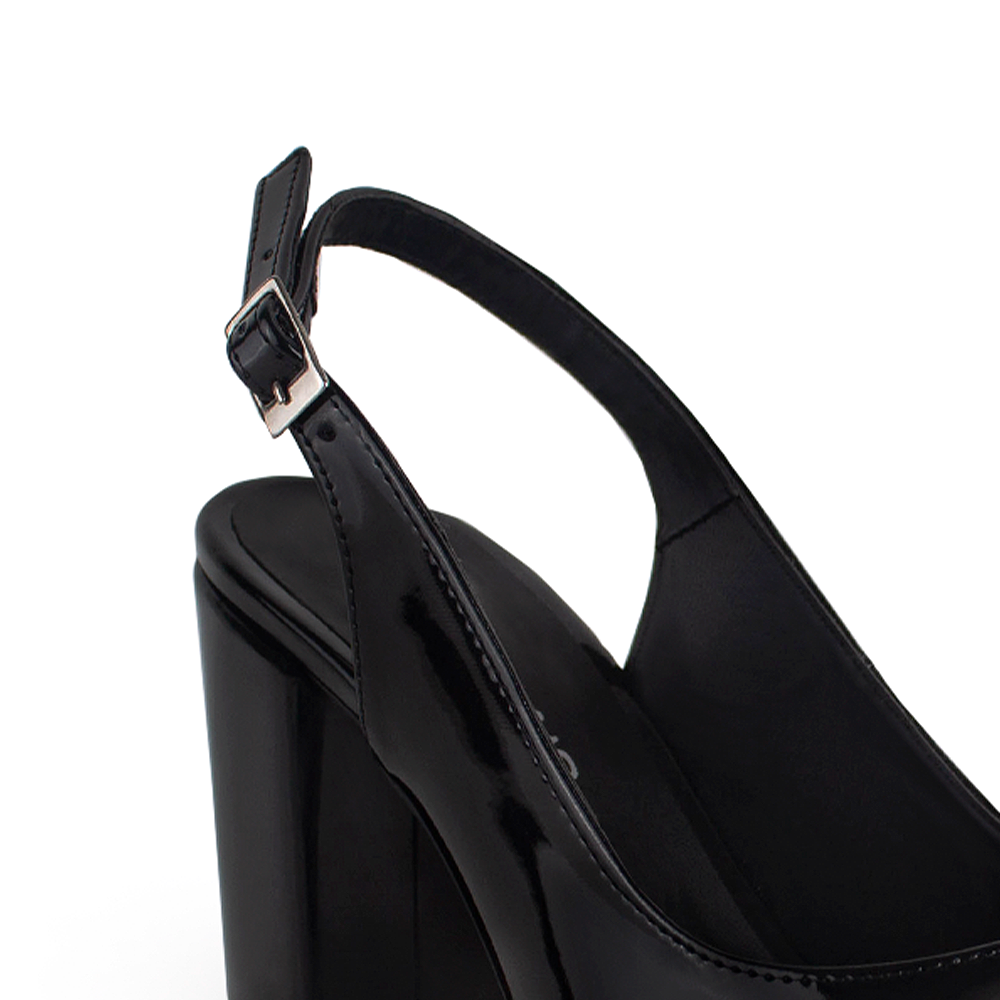 Vista a detalle de correa ajustable en zapatilla negra destalonada para mujer con tacón de 8cm y punta cerrada