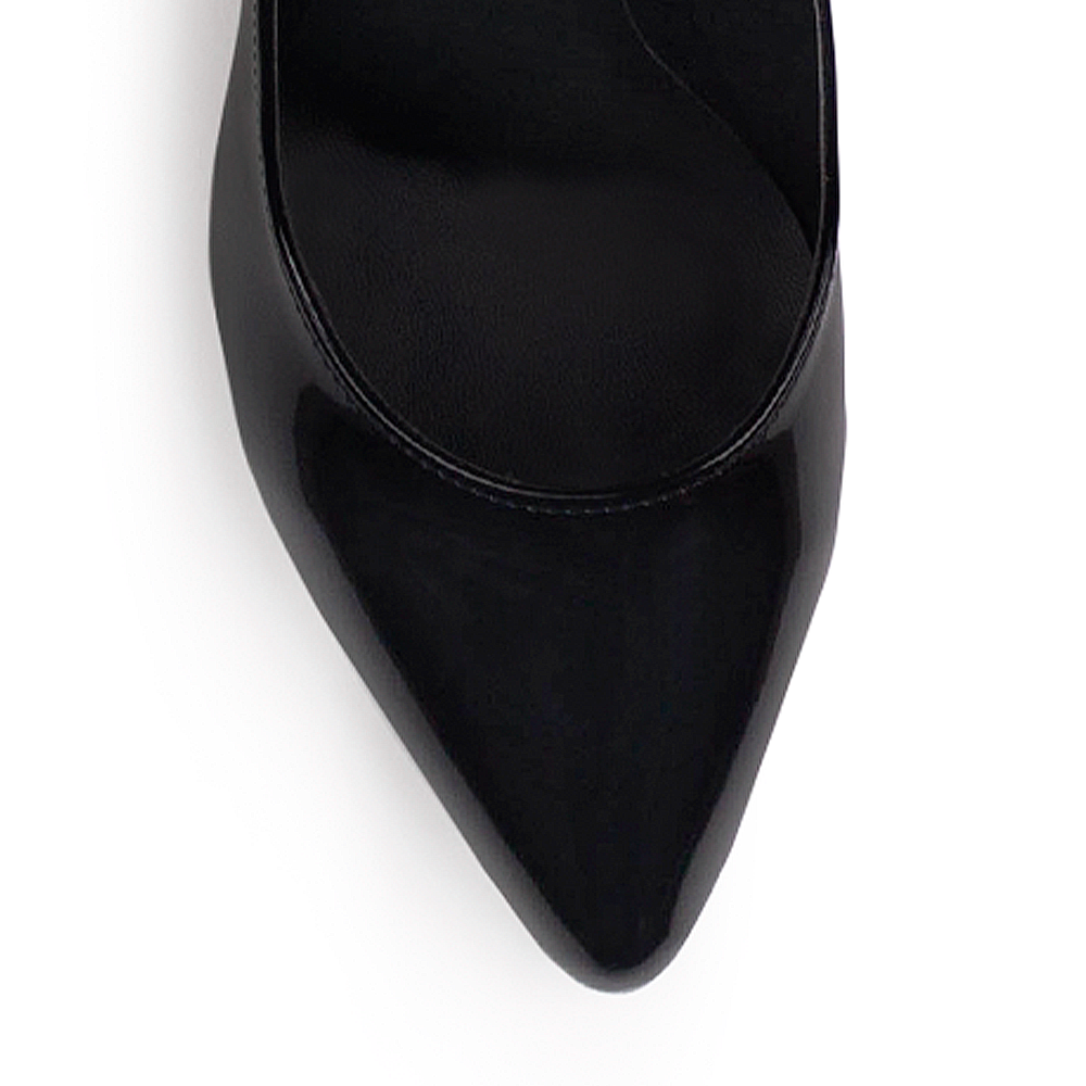 Vista de material charol en zapatilla negra destalonada para mujer con punta fina cerrada pulsera trasera ajustable y tacón bloque de 8cm 