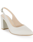 Vista diagonal de zapatilla beige para mujer con punta cerrada destalonado y tacón bloque de 8cm