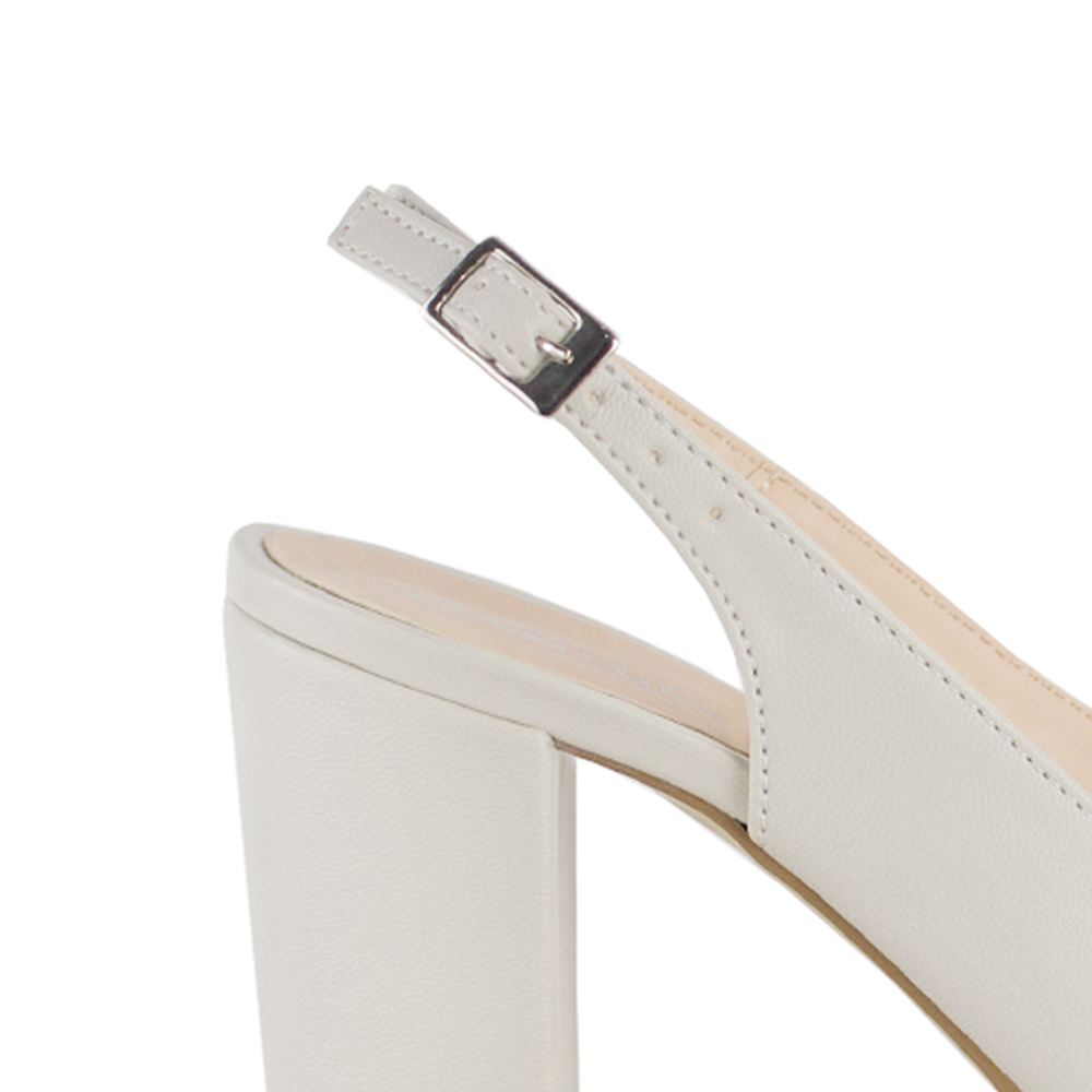 Vista trasera de tacón bloque medio de 8cm en zapatilla beige destalonada para mujer con correa ajustable 