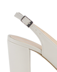 Vista trasera de tacón bloque medio de 8cm en zapatilla beige destalonada para mujer con correa ajustable 