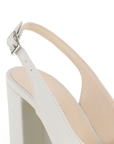 Vista a detalle de correa ajustable en zapatilla beige destalonada para mujer con tacón de 8cm y punta cerrada