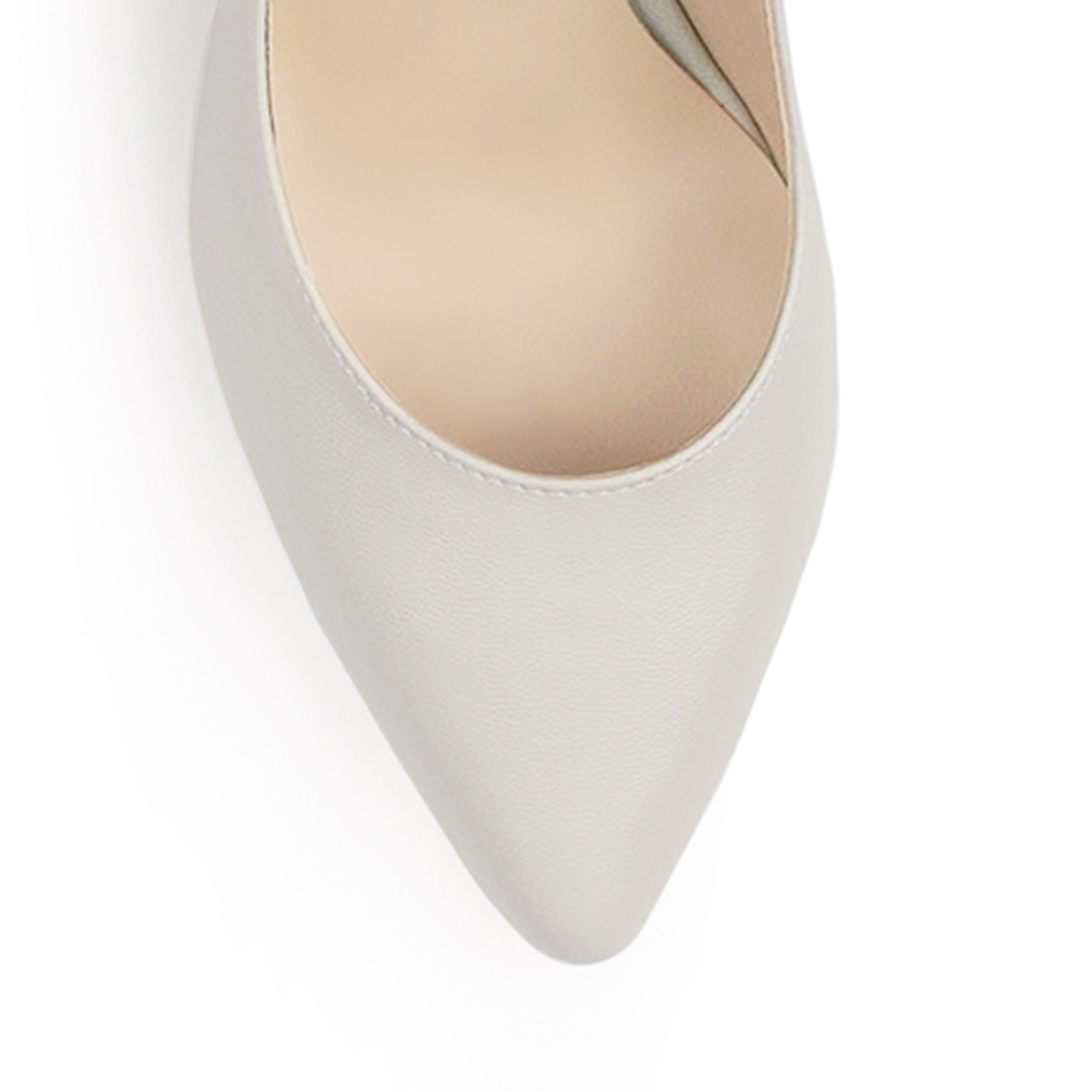 Vista de material cabra sintético en zapatilla beige destalonada para mujer con punta fina cerrada pulsera trasera ajustable y tacón bloque de 8cm 