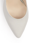 Vista de material cabra sintético en zapatilla beige destalonada para mujer con punta fina cerrada pulsera trasera ajustable y tacón bloque de 8cm 