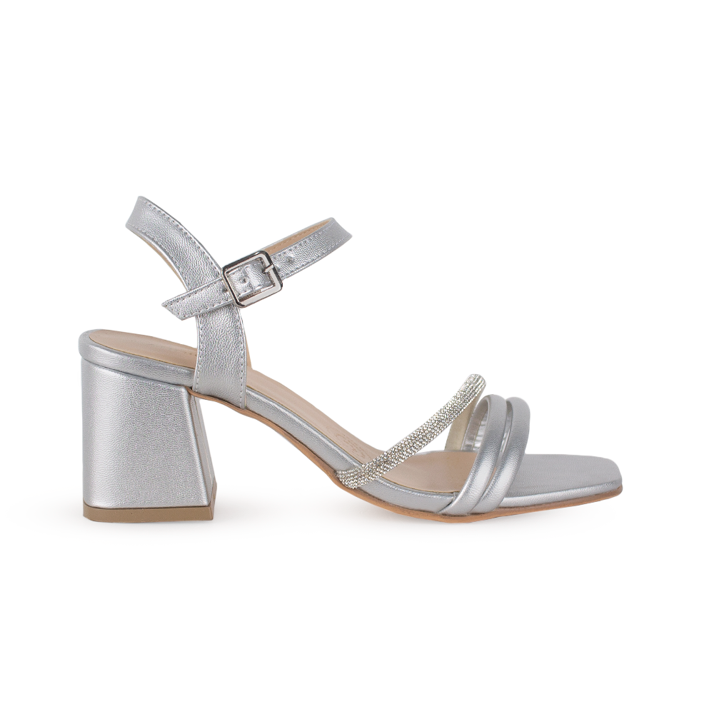 Vista lateral de zapatilla plata para mujer con tacón de 7cm, pulsera ajustable y brillos