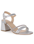 Vista diagonal de zapatilla plata para mujer con tiras brillosas, pulsera la tobillo y tacón de 7cm