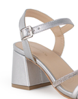 Vista a detalle de pulsera con hebilla ajustable en zapatilla para mujer color plata 