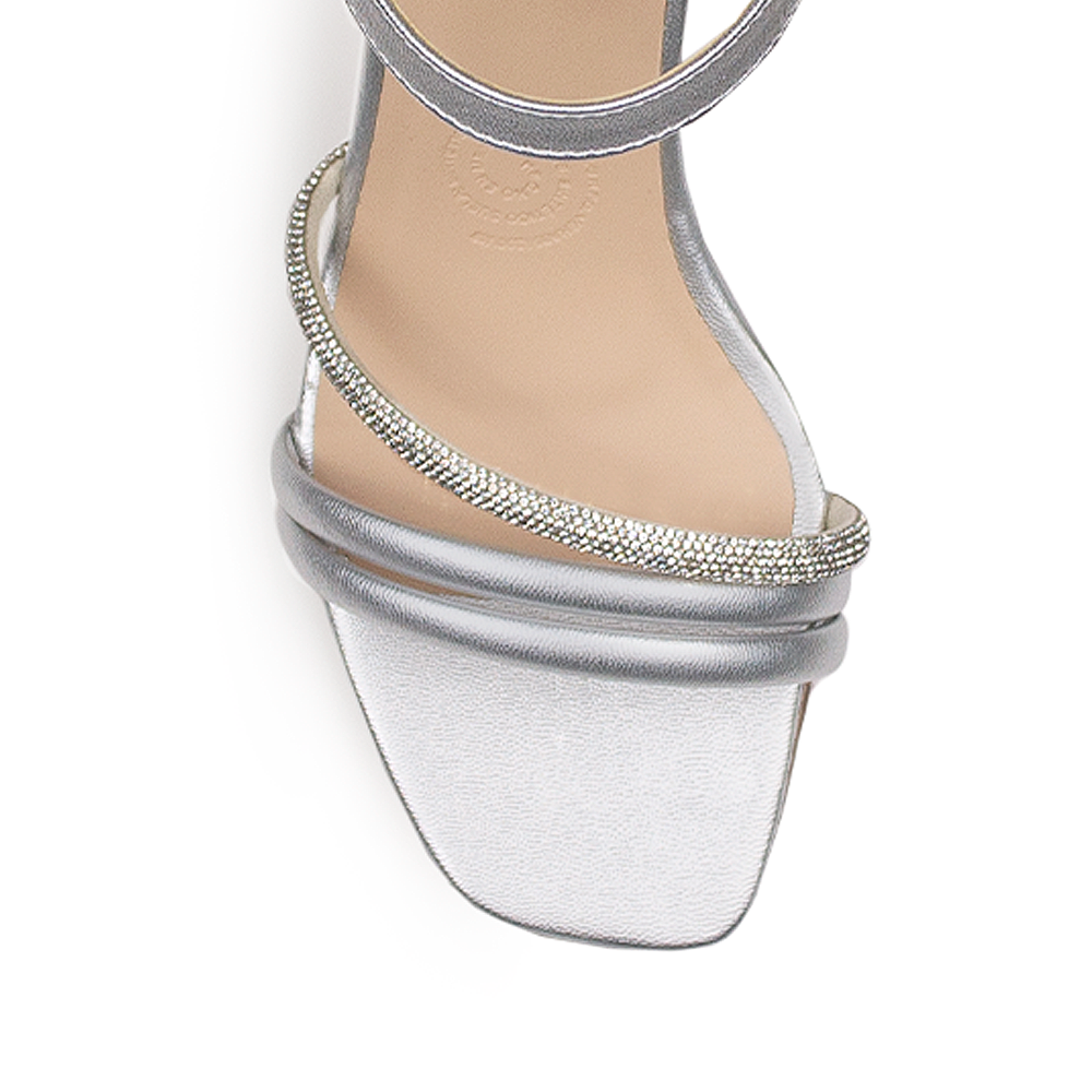 Vista de material cabra sintético en zapatilla plata para mujer con tacón 7cm y tiras brillosas 