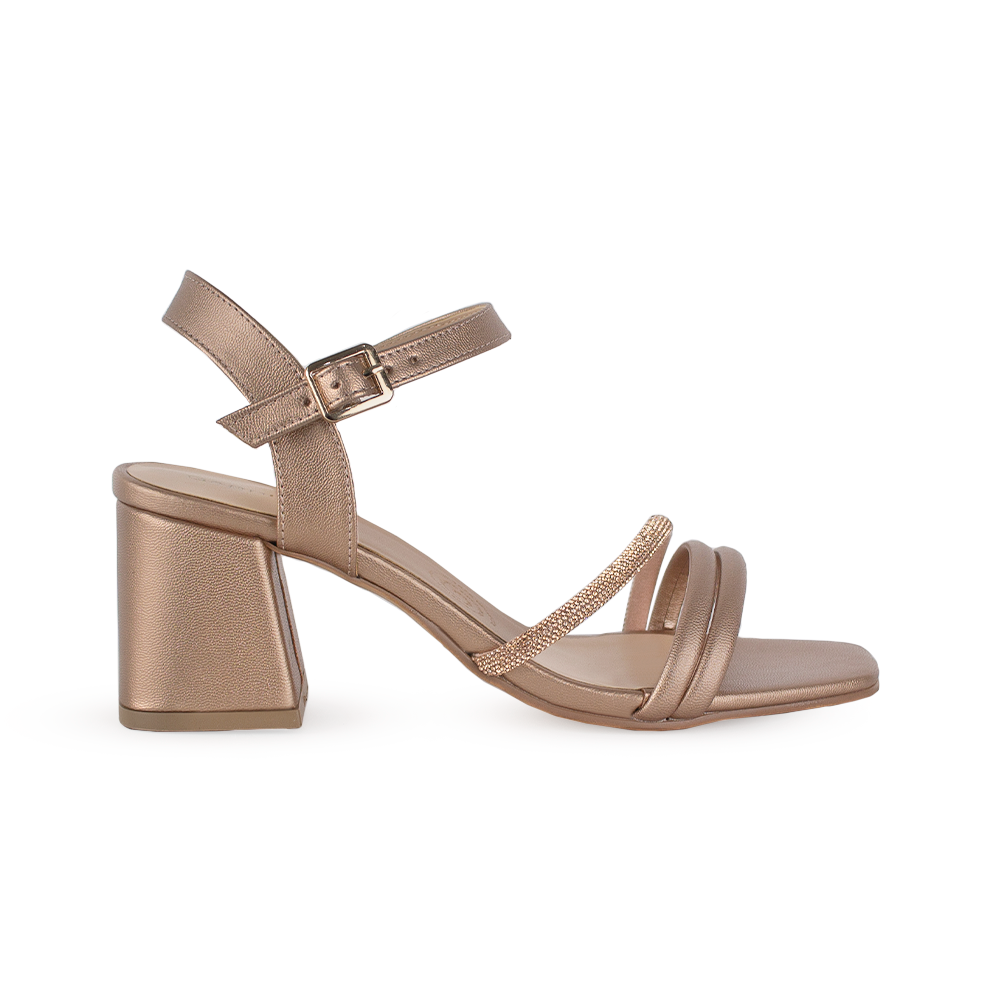 Vista lateral de zapatilla oro rosado para mujer con tacón de 7cm, pulsera ajustable y brillos