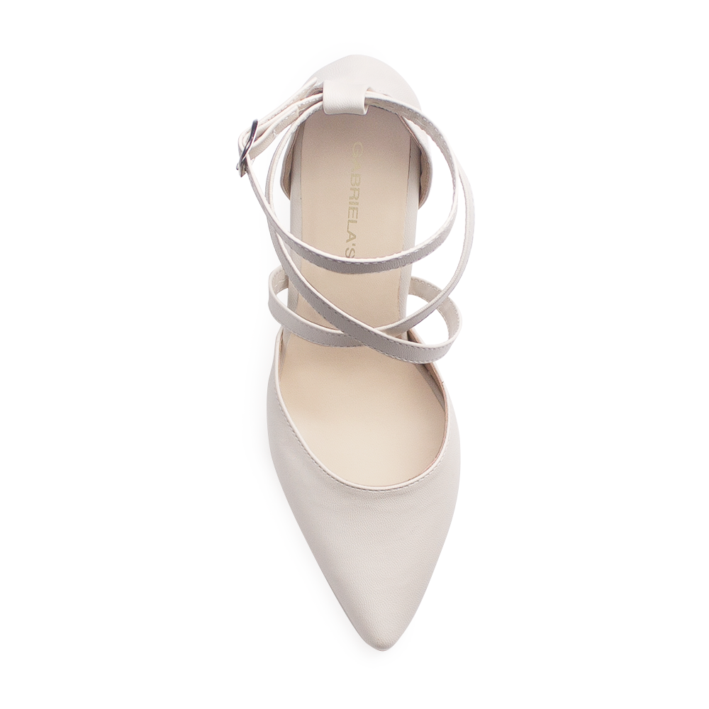 Vista superior de zapatilla beige para mujer con punta fina y tiras cruzadas 