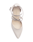 Vista superior de zapatilla beige para mujer con punta fina y tiras cruzadas 