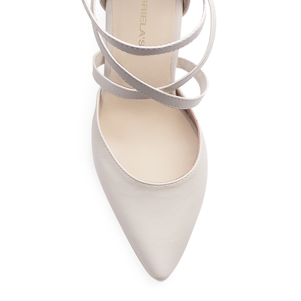 Vista de material cabra sintético en zapatilla con pulsera y tacón bloque de 8cm para mujer en color beige