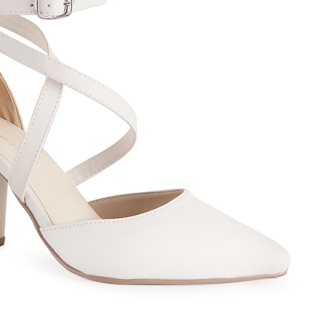 Vista a detalle de zapatilla para mujer con tiras cruzadas, pulsera y tacón de 8cm en color beige