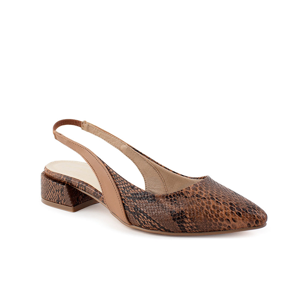 Vista diagonal de zapatilla café para mujer con punta fina destalonada y tacón bajo de 4cm