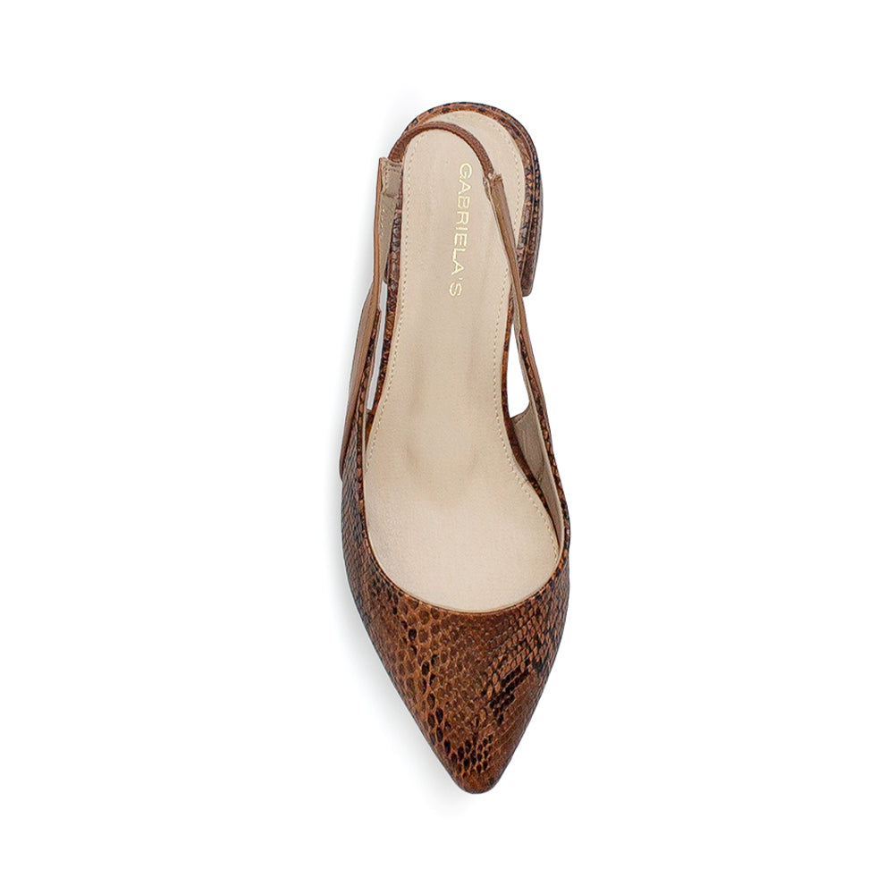 Vista superior de zapatilla para mujer con punta fina destalonada en color café