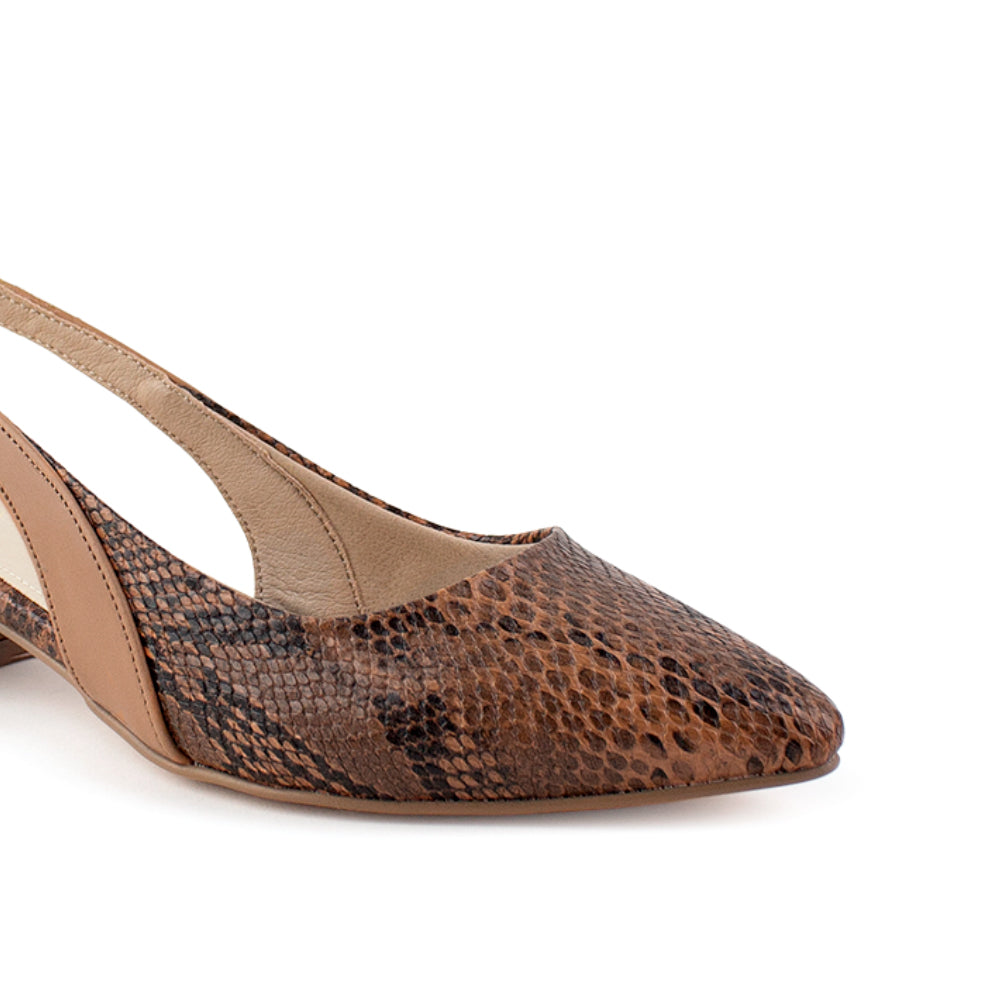 Vista a detalle de zapatilla café con punta fina destalonada para mujer y tacón bajo de 4cm