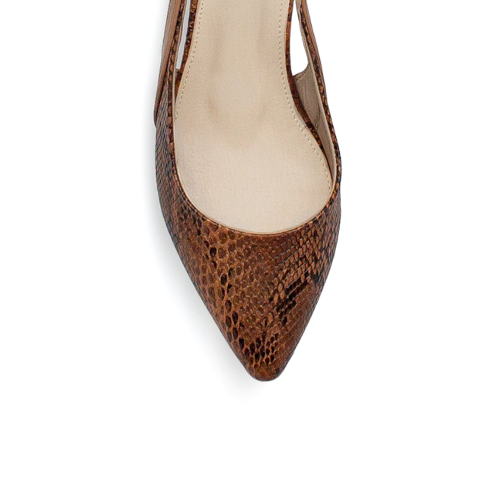 Vista de material sintético en zapatilla para mujer con punta fina y tacón bajo de 4cm en color café