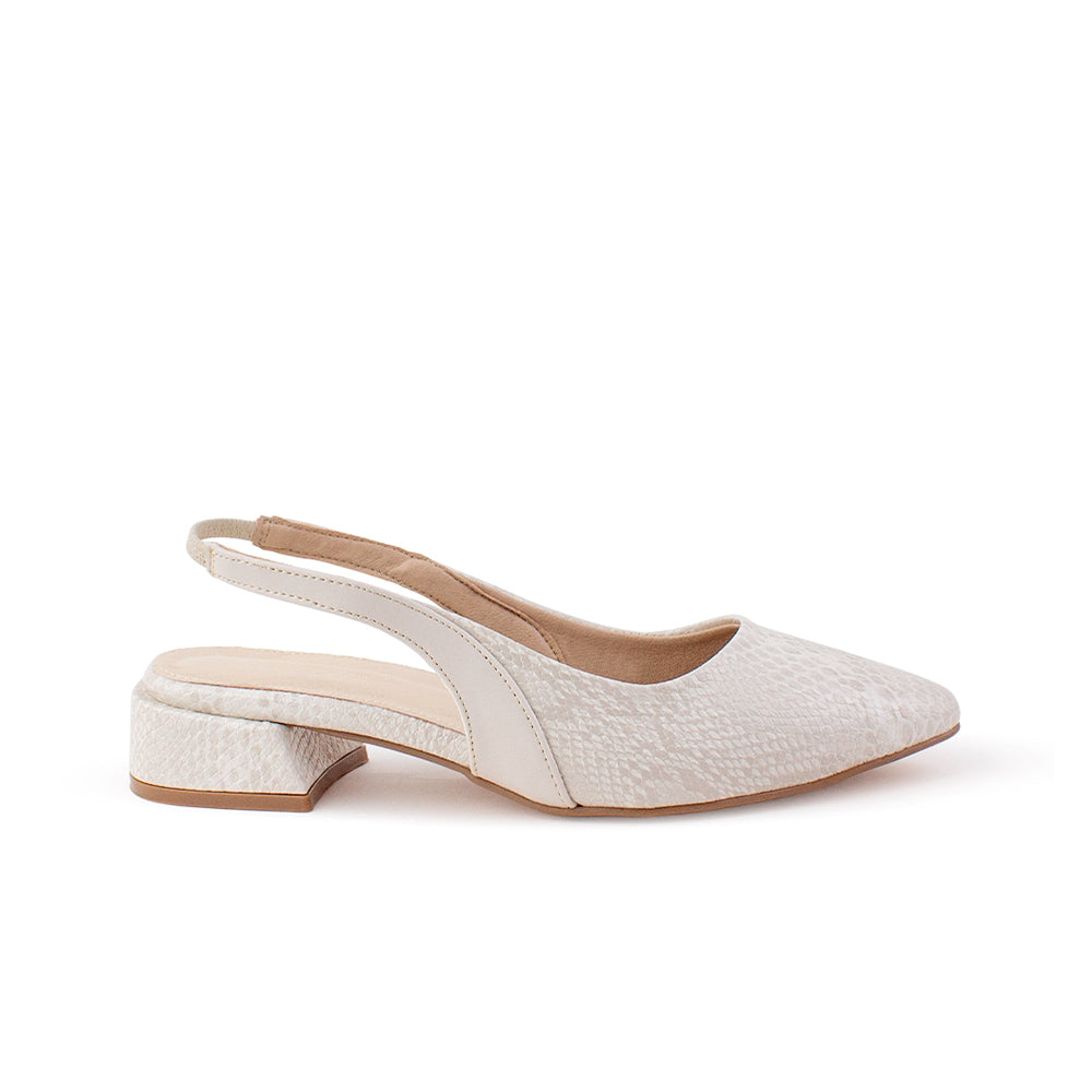 Vista lateral de zapatilla beige para mujer con tacón bajo de bloque destalonada y punta fina