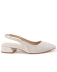 Vista lateral de zapatilla beige para mujer con tacón bajo de bloque destalonada y punta fina