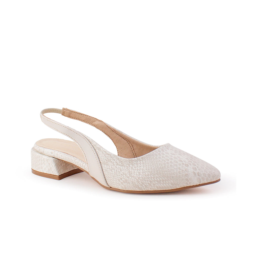 Vista diagonal de zapatilla beige para mujer con punta fina destalonada y tacón bajo de 4cm