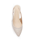 Vista superior de zapatilla para mujer con punta fina destalonada en color beige 
