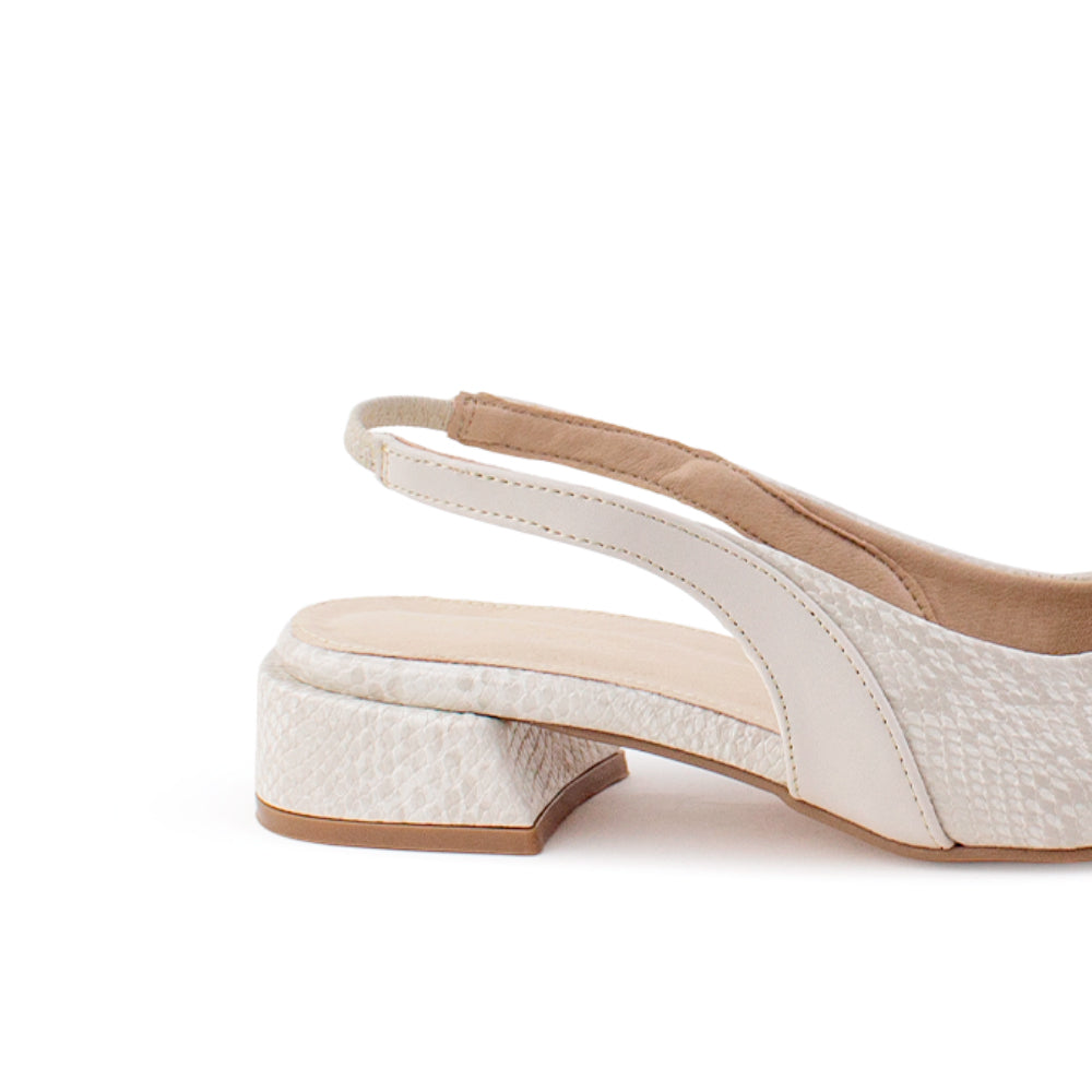 Vista trasera de tacón bajo de 4cm en zapatilla beige para mujer con ajuste elástico en talón 
