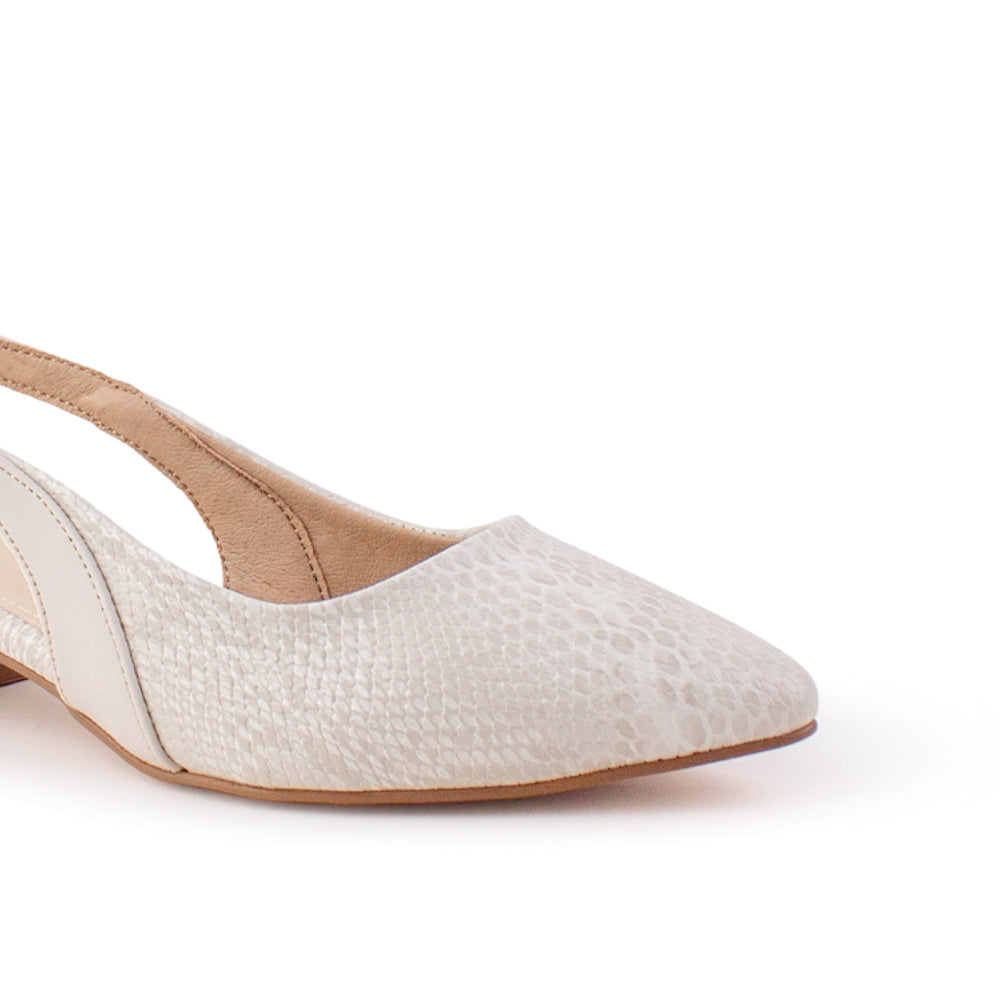Vista a detalle de zapatilla beige con punta fina destalonada para mujer y tacón bajo de 4cm